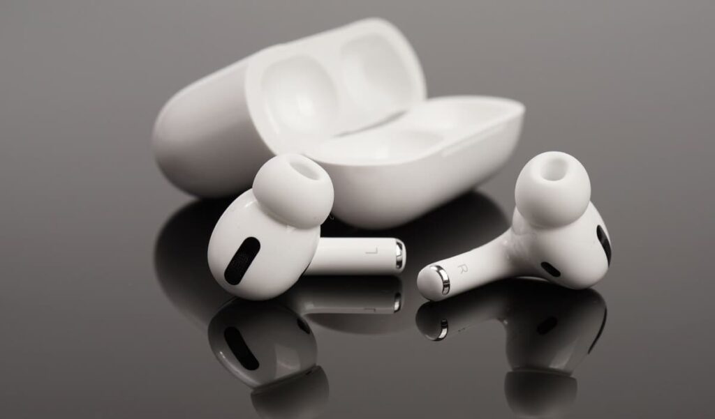how to charge airpods case