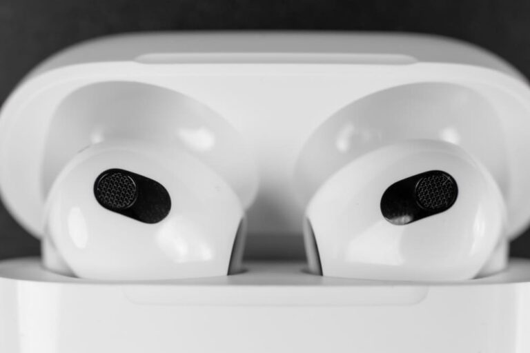 Check AirPods battery life on Android, iPhone & Mac