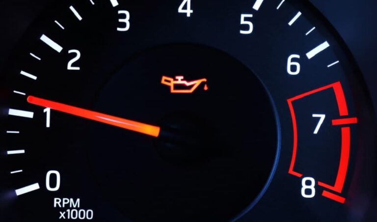 Read more about the article Oil light flashes in the car: Causes, meaning & diagnosis